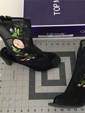 Top Moda Fenton 45 open toe/heel black mesh with embroidered flowers 8.5 NIB